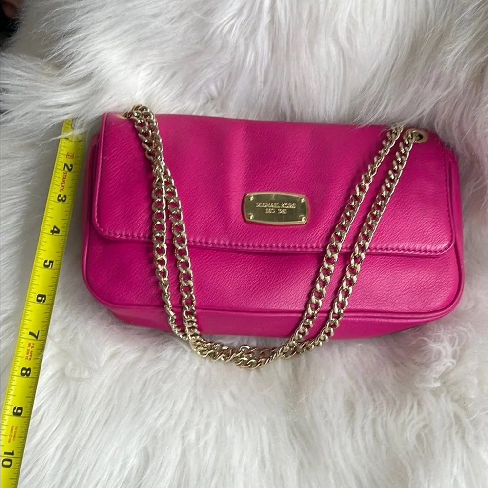 Michael Kors Fuchsia Crossbody Bag with Gold Chain - Picture 3 of 11